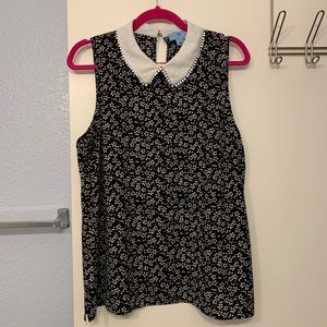 Feminine sleeveless blouse with collar